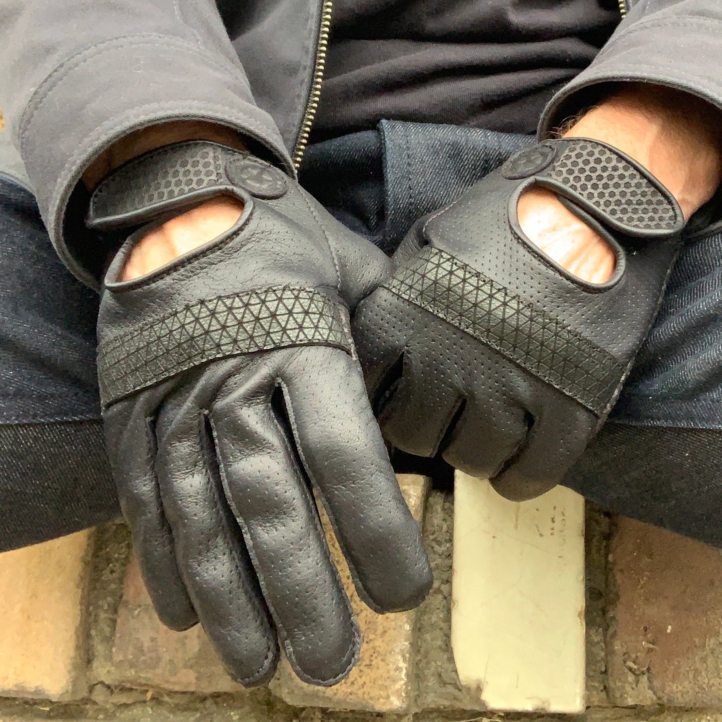 Victor Gloves, Textured Black