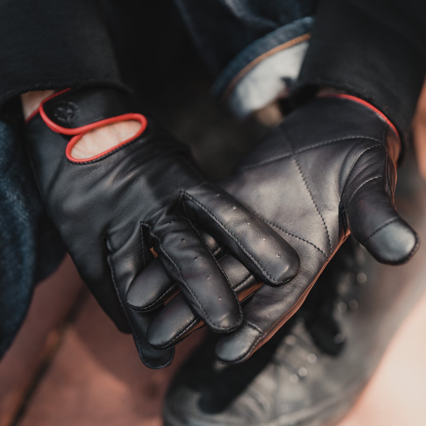 Victor Gloves - Black / Red